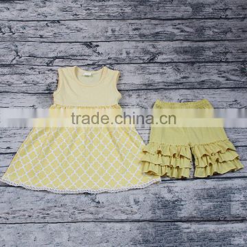 Zhihao Classic Design Light Yellow Baby Girls Smocked Dress Set Icing Shorts Quadrifoglio Pattern 2pcs Clothing Set Wholesale