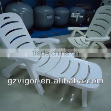 2015 Popular folding Plastic swimming pool lounge chair