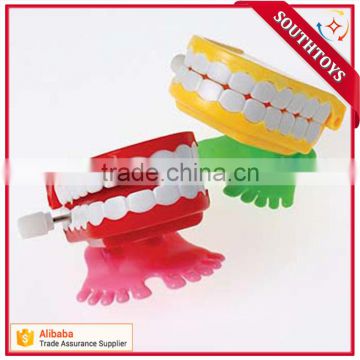 Wind up chattering fake teeth toy