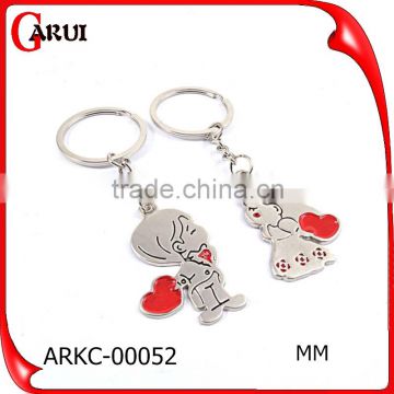 personalized couple keychain boy and girl kiss cheap metal keychains                        
                                                Quality Choice