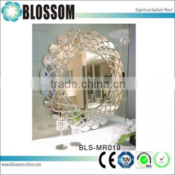Flower shaped ornate decorative wall mirror                        
                                                                                Supplier's Choice