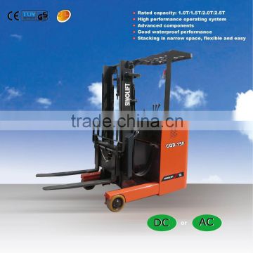 Electric reach forklift truck