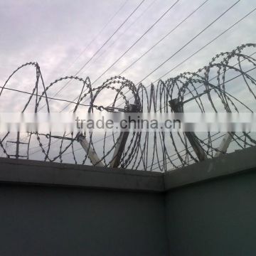 Razor Barbed Wire used in protectiong of grass boundary ,/railway ,/highway