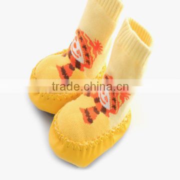 Wholesale High Quality cotton baby shoe socks with rubble sole cartoon character
