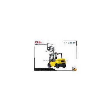 Durable 4.0T counterbalance forklift truck moving cargo in pallets
