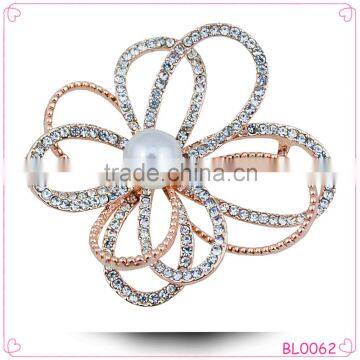 Korean style China wholesale rhinestone pearl flower brooch for wedding invitations                        
                                                Quality Choice