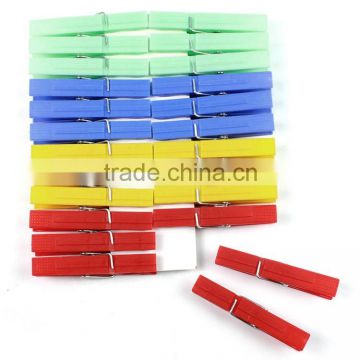 colored plastic hanging clothes clips