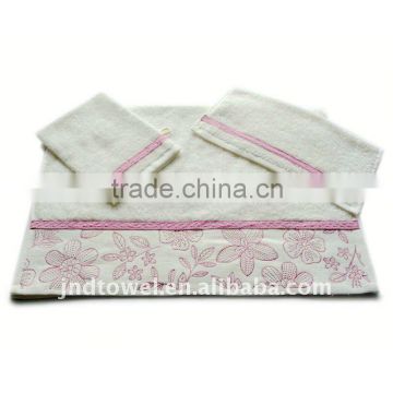 cotton plain towel set with lace and flower embroidery