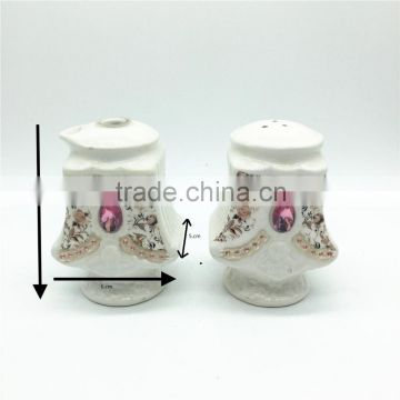 Popular salt and pepper ceramic shaker plastic lid for sale
