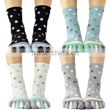 Wholesale cheap custom logo five toe polka dot socks women