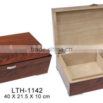 wooden box cigar humidor