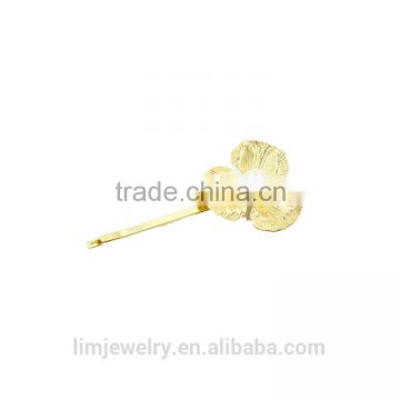 Elegant gold flower hair pin with pearl