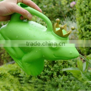 Esschert Design 1.6L frog king shape plastic sprinkling watering can