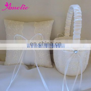A-R5 2 Off-white lace basket and ring pillow