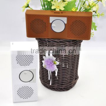 Active bluetooth speaker with FM radio and rechargeable battery