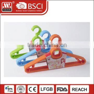 Wholesale Anti-slip for Clothes colored Dry Outside Use Plastic clothes hanger for clothes