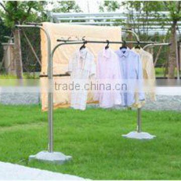 High and low clothes hangers