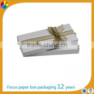 White custom packaging how to tie ribbon around box
