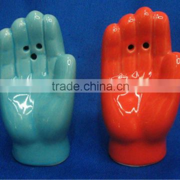 newest party favors and gifts hand shaped color salt and pepper shakers