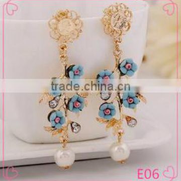 Latest design hot sale beautiful flower with pearl pendant earring