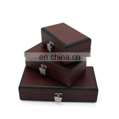 custom factory supply wooden jewelry box with butterfly button wooden box