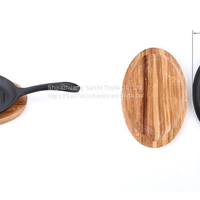 cast iron frying pan sizzling plate with wooden tray