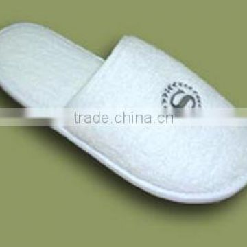 cheap white disposable hotel slipper with embroideried customized logo