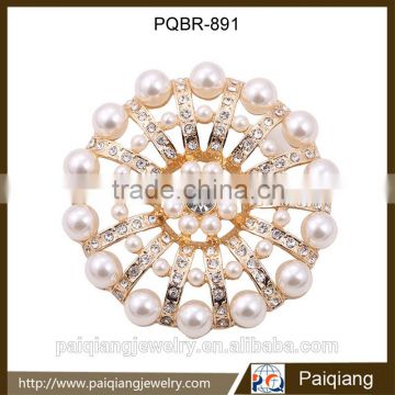 2016 New design fashion gold plated imitation pearl flower bridal brooch
