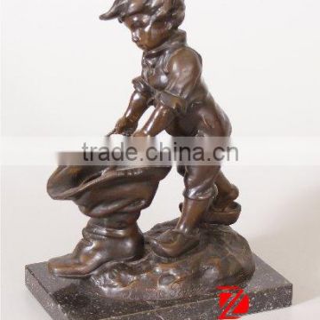 casting bronze boy statue playing a shose in home decor