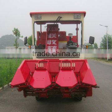 small combine harvester for corn ear picking and peeling