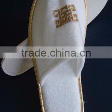 hotel slipper with embroideried customized logo