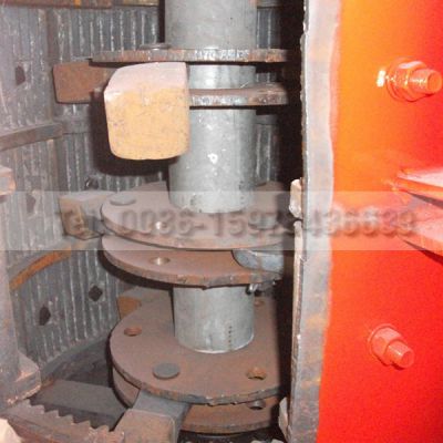Acid And Alkali Corrosion Resistance Vertical Composite Crusher Simple Operation