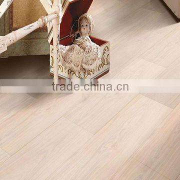 Synchronized high gloss laminated wood flooring