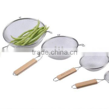Stainelss steel wire mesh strainer with wood handle