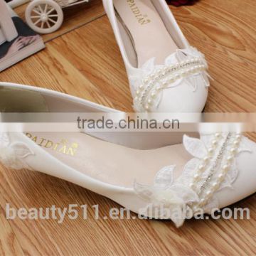 The white wedding shoes of a white wedding dress and a soft wedding dress for the bridesmaid in spring and summer WS017