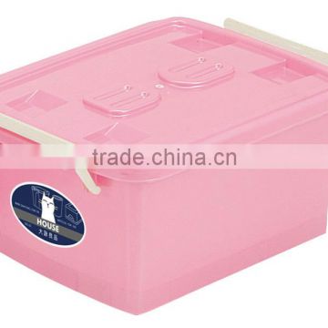 Food/snacks storage container with lid and handle