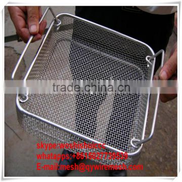 Ergonomically designed handle BBQ grill vegetable basket