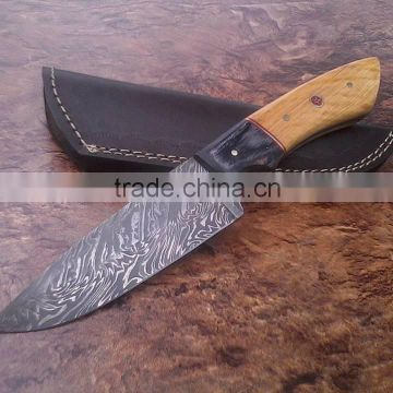 A OLIVE WOOD HANDLE DAMASCUS STEEL HUNTING KNIFE