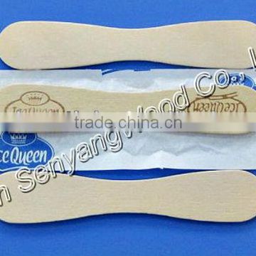 white disposable birch wooden ice cream spoons