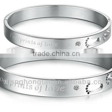 Stainless steel engravable hinge bangle jewelry with footprint and cz