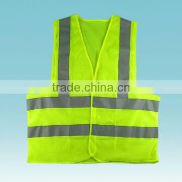 Green warning reflective safety vest for worker
