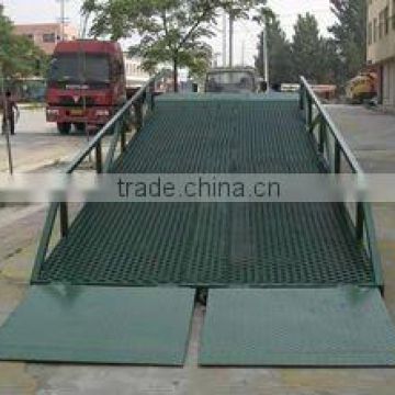 Mobile cargo loading and unloading ramp