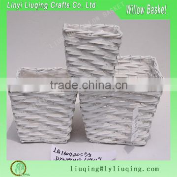 Wicker basket for decoration with lining