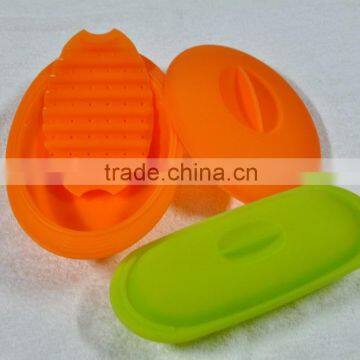 Silica waist shaped container