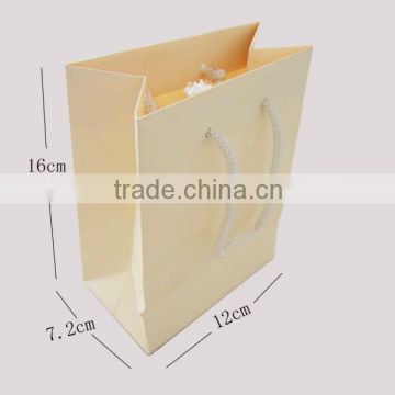 Hot Sale Customized Women Cream Gift Paper Bags with Handles