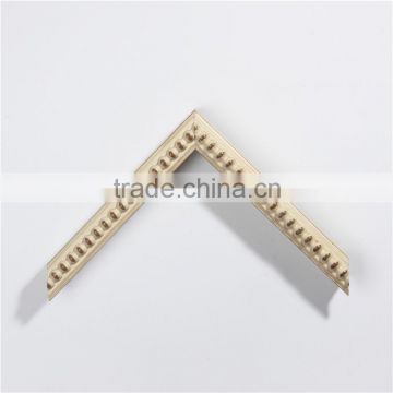 White picture frame moulding