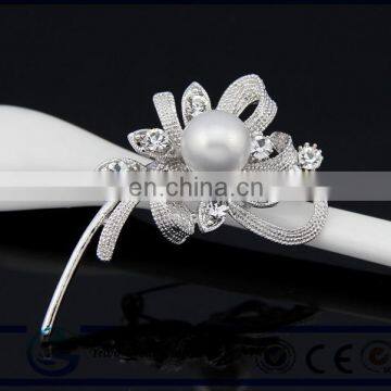 Such a beautiful new luxury jewelry rhinestone pearl wreath scarf buckle Women fashion popular crystal brooch