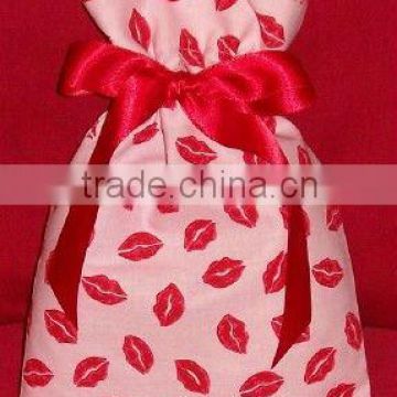 Kisses Small Fabric Gift Bag - Valentine, Valentines Day, Kiss, Hot Lips, Love, Romance, Pink, Red, Romantic