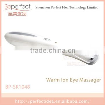 girl use mine eye massager pen for Anti Puffiness