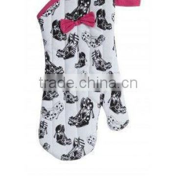 goodie two shoes oven mitt